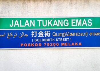 PAPAN tanda  perlu unggul sifatnya iaitu dengan unsur Melayu-Islam diiringi bahasa lain. – GAMBAR MEDIA SOSIAL