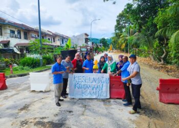 PENDUDUK Taman Desa Kasia, Nilai, Seremban menyatakan bantahan mereka projek pembangunan di kawasan itu yang didakwa dijalankan secara tidak terancang. - UTUSAN/NUR SHARIEZA ISMAIL