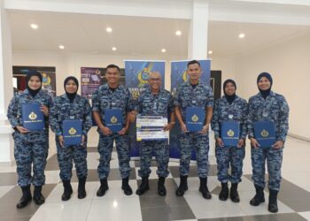 NORAZMAN Ismail (tengah) bersama enam atlet kriket TUDM yang juga atlet kebangsaan pada Majlis Anugerah Kecemerlangan Sukan TUDM di Pangkalan Udara Sendayan, Seremban semalam.-UTUSAN/NOR AINNA HAMZAH