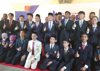 ONN HAFIZ Ghazi (berdiri tengah) bergambar dengan pelajar Johor yang mencatat keputusan cemerlang dalam bidang akademik di Bangunan Sultan Ismail di Kota Iskandar, Iskandar Puteri.