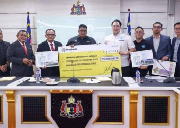 AB. RAUF Yusoh (tengah) menyaksikan Majlis Menandatangani Perjanjian Pembangunan Perumahan RMM di antara LPM dan TT Gratia Land Development Sdn. Bhd. di Seri Negeri, Ayer Keroh, Melaka.