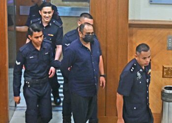 ABD ZACKERY Ghouse Abd. Ghani (tengah) dibawa keluar dari mahkamah selepas didakwa atas dua kesalahan di Mahkamah Majistret Kuantan di Kuantan, Pahang. - FOTO/SHAIKH AHMAD RAZIF