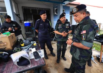 AYOB Khan Mydin Pitchay (kanan) turun padang meninjau keadaan banjir yang menimpa anggotanya di Taman Sri Bayu, Tumpat, Kelantan hari ini.-UTUSAN/KAMARUL BISMI KAMARUZAMAN.