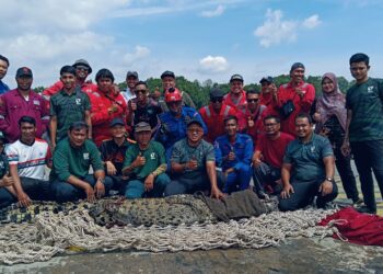 ANGGOTA APM dan Perhilitan berjaya menangkap seekor buaya tembaga di Kompleks LKIM di Kuala Linggi, Melaka.