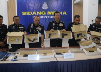 YAHAYA Othman (tiga dari kanan) menunjukkan barang kes yang dirampas polis daripada 'Geng Heri' di Ibu Pejabat Polis Daerah (IPD) Bentong di Bentong, Pahang. - FOTO/SALEHUDIN MAT RASAD
