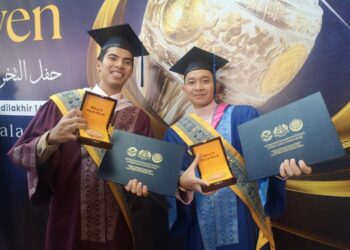 MUHAMMAD Azfar Fathi Sa'adon (kiri) dan Shamsul Aiman Mu'amar Shamsul Bahrin berkongsi kegembiraan selepas menerima Anugerah Pelajaran Diraja sempena Majlis Konvokesyen kali ke-22 Universiti Sains Islam Malaysia (USIM) di Dewan Tuanku Canselor USIM di Seremban, hari ini. - UTUSAN /NUR SHARIEZA ISMAIL