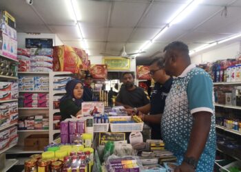 J. ARUL Kumar menyertai operasi penguatkuasaan oleh Majlis Bandaraya Seremban (MBS) di Nilai, Seremban hari  ini.-UTUSAN /NUR SHARIEZA ISMAIL.