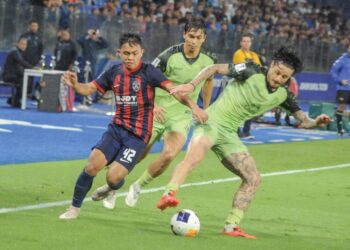 PEMAIN Johor Darul Ta’zim (JDT) diasak pemain pertahanan Buriram United, Lucas Crispim ketika kedua-dua pasukan terikat 0-0 dalam aksi Liga Juara-Juara Asia Elite (ACLE) di Stadium Sultan Ibrahim, kelmarin
