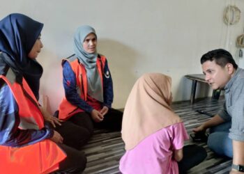 SYED HUSSIEN SYED ABDULLAH (kanan) ketika hadir menziarahi seorang kanak-kanak perempuan  yang menjadi mangsa dera oleh ibunya sendiri di Taman Kurnia, Kluang petang semalam. - UTUSAN/ADNAN IBRAHIM