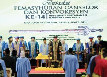 SULTAN Ibrahim berangkat pada Istiadat Pemasyhuran Seri Paduka sebagai Canselor Universiti Pertahanan Nasional Malaysia (UPNM) dan Konvokesyen ke-14 semalam. – Gambar FB Sultan Ibrahim