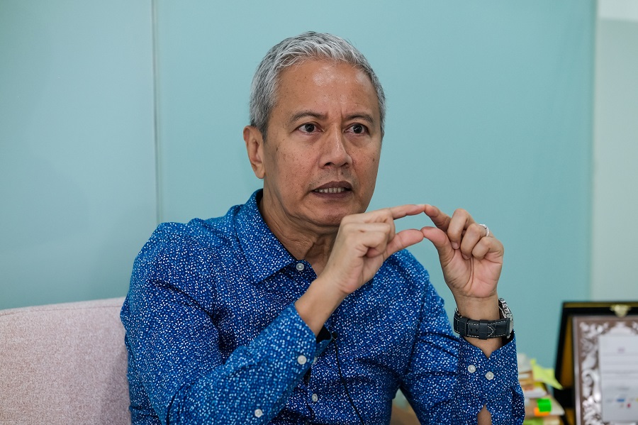 Dalam Parlimen gubal dasar, bukan berpolitik