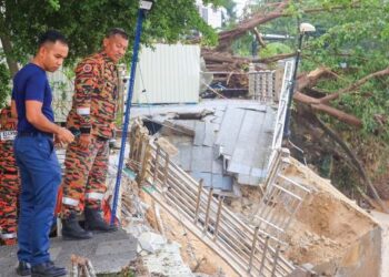ANGGOTA pasukan bomba dan penyelamat meninjau laluan pejalan kaki di belakang kawasan kondominium Pelangi Mall, Kota Bharu, Kelantan yang runtuh kelmarin.