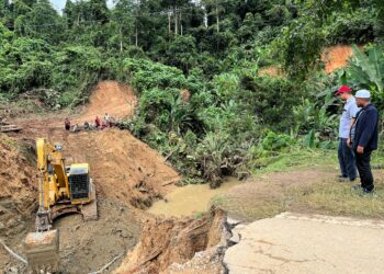 NIK Raisnan Daud (dua dari kanan) meninjau kerja membaik pulih tanah runtuh di Kilometer 35, Jalan Gua Musang-Jeli di Gua Musang, Kelantan. – UTUSAN/AIMUNI TUAN LAH