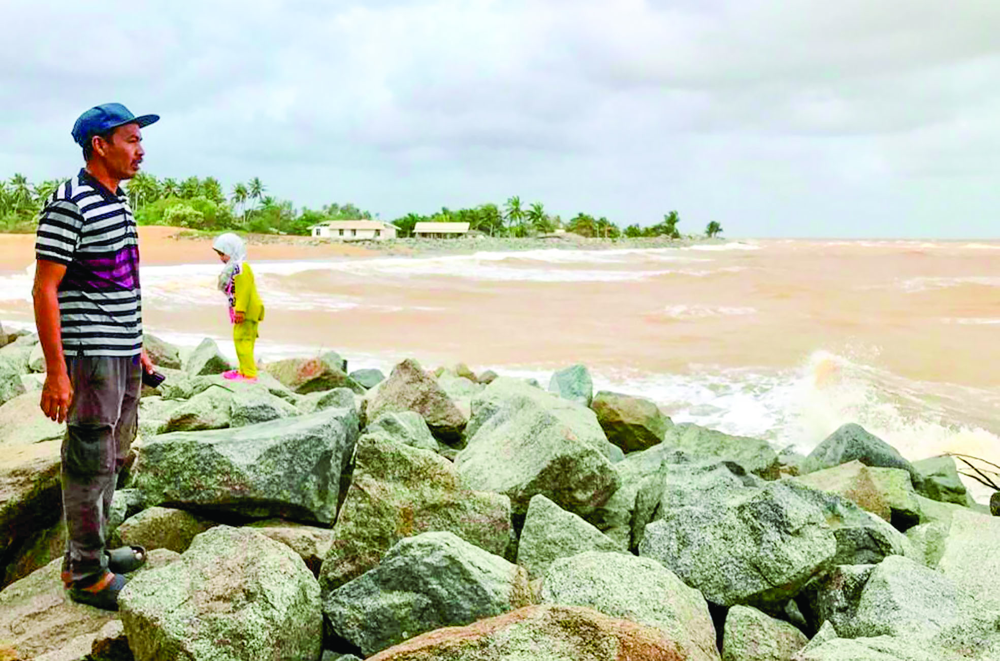 Hakisan Pantai Sabak semakin teruk, penduduk terancam