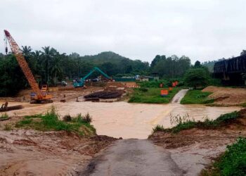JAMBATAN Kampung Batu 6, Gua Musang, Kelantan ditenggelami Sungai Galas selepas berlaku hujan berterusan.-IHSAN PENDUDUK