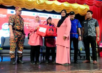 AIMAN Athirah Sabu (tengah) menyampaikan bakul makanan kepada penerima pada Program Komuniti Sihat dan Santun Kasih Kota Lama di Dewan Perniagaan Cina Kota Bharu, Kelantan semalam. - UTUSAN/ ROSLIZA MOHAMED