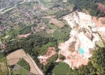 GAMBAR dron aktiviti pembukaan tanah dan perlombongan tanah merah di lereng bukit di pinggir Hutan Kledang Saiong di Chepor di Ipoh. – IHSAN KUASA