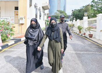 ZAIM Ikhwan dan Ismanira ketika hadir bagi keputusan representasi atas pertuduhan mengabaikan anak mereka, Zayn Rayyan Abdul Matiin  di Mahkamah Sesyen Petaling Jaya di sini semalam. UTUSAN SYAKIR RADIN
