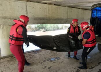 ANGGOTA bomba mengangkat mayat yang ditemukan tersangkut di longgokan batang pokok hanyut di bawah jambatan kereta api Sungai Cempias, Kampung Punti, Kuala Kangsar hari ini. - UTUSAN/IHSAN JBPM
