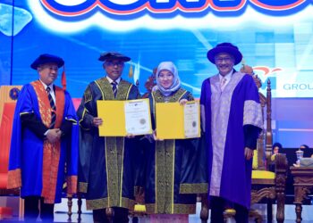 AL-SULTAN Abdullah dan Tunku Azizah Maimunah menerima Ijazah Kehormat Doktor Pengurusan pada Majlis Konvokesyen MMU di Cyberjaya, Selangor. - UTUSAN/FAIZ ALIF ZUBIR