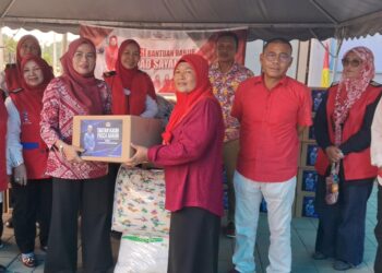 NORAINI Ahmad (dua daru kiri) menyampaikan bantuan banjir kepada mangsa banjir ketika majlis Ramah Mesra bersama Ketua Wanita UMNO Cawangan Dungun di Bukit Besi, Dungun, Terengganu, hari ini. - UTUSAN/NIK NUR IZZATUL HAZWANI NIK ADNAN