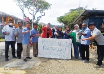 PENDUDUK Taman Desa Kasia, Nilai, Seremban membantah projek pembangunan di kawasan itu yang didakwa dijalankan secara tidak terancang. – UTUSAN /NUR SHARIEZA ISMAIL