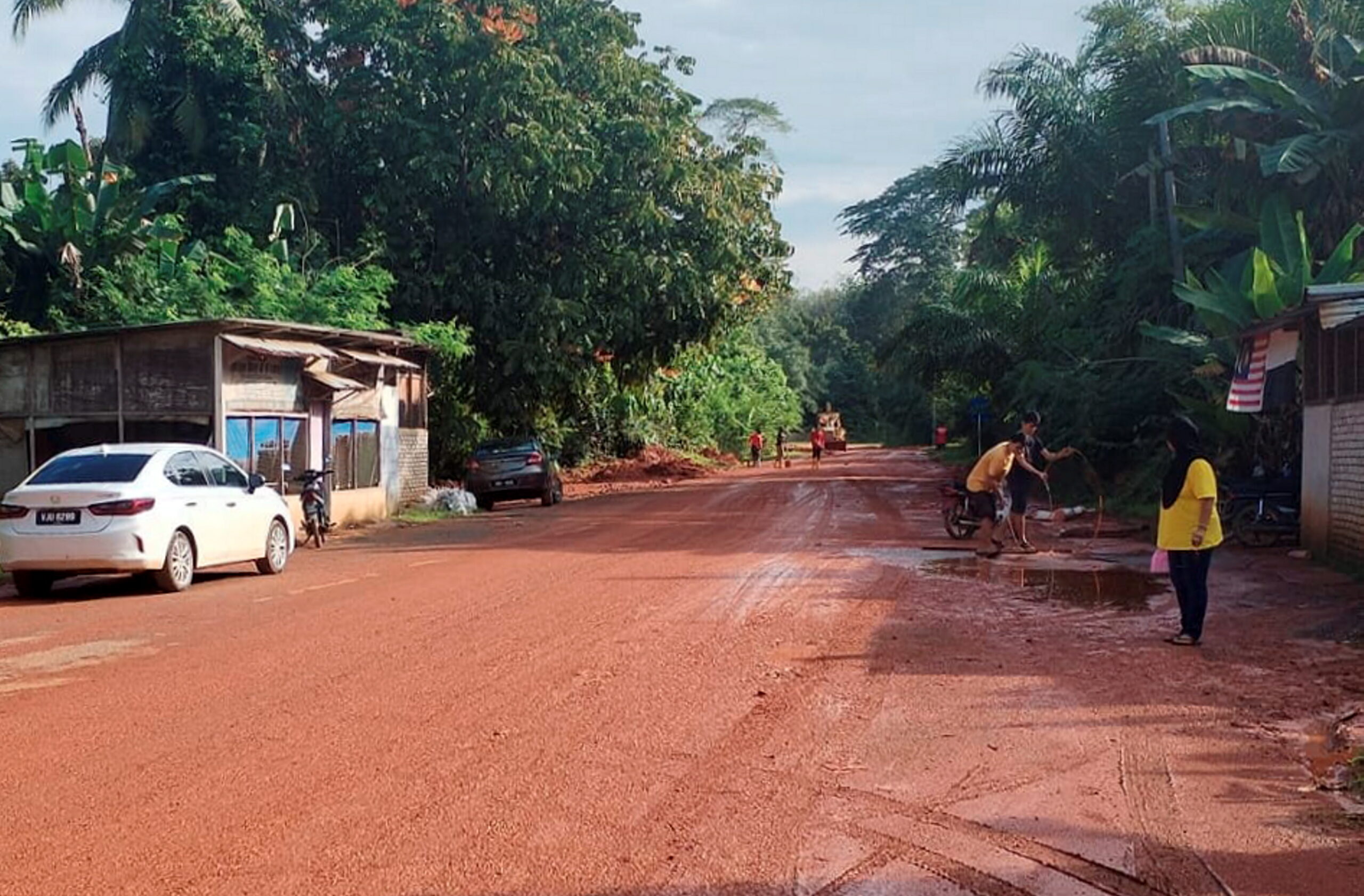 Lumpur tebal akibat hakisan tebing cemari Simpang Ibul Tunggal