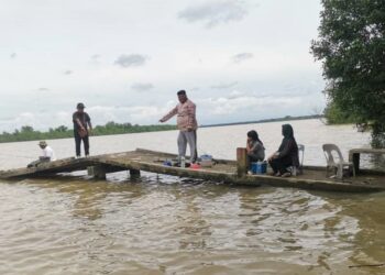 PENDUDUK menunjukkan keadaan jeti nelayan darat yang rosak di Kampung Tebing Rebak di Bagan Datuk. - UTUSAN/AIN SAFRE BIDIN
