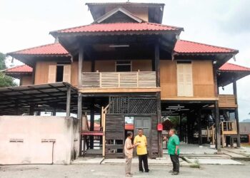 MASJID Lama Kampung Balun  atau dikenali Surau Tinggi di Slim River yang perlu dibaiki pulih bagi mengekalkan keunikannya. - UTUSAN/MEGAT LUTFI MEGAT RAHIM