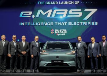 Perdana Menteri, Datuk Seri Anwar Ibrahim (tengah) bergambar bersama Proton e.MAS 7 EV pertama negara selepas melakukan gimik pelancaran  di Pusat Pameran dan Dagangan Antarabangsa Malaysia (MITEC) di sini, hari ini.
Turut sama, Timbalan Perdana Menteri, Datuk Seri Fadillah Yusof (tiga kiri). GAMBAR: FARIZ RUSADIO