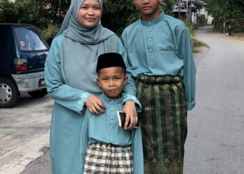 NUR Ain Fitriyah  Ahmad Arsad (kanan) bersama dua adiknya kini bangkit selepas kehilangan ibu bapa ketika ditemui di Kuala Terengganu.