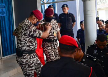 MOHD. Affendi Awang diiringi pegawai penjara dibawa keluar setelah selesai menjalani hukuman dari dewan sebatan di Masjid Al-Muktafi Billah Shah, Ladang baru-baru ini.-UTUSAN/PUQTRA HAIRRY