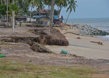 PANTAI dI Terengganu menjadi tarikan pengunjung ke negeri itu, - UTUSAN/PUQTRA HAIRRY