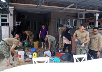 PENDUDUK mula membersihkan rumah mereka yang teruk dilanda banjir di Taman Tabung Haji di Kepala Batas, Kubang Pasu. - UTUSAN/ SHAHIR NOORDIN