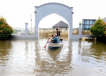 PENDUDUK hadir untuk ke masjid walaupun Solat Jumaat tidak dapat diadakan dan terpaksa digantikan dengan Solat Zohor di Masjid As Solihin Mukim Bendang Pak Yong, Tumpat, baru-baru ini.-UTUSAN/KAMARUL BISMI KAMARUZAMAN