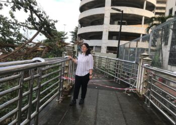 GAN Yeong Shuoh melihat kesan runtuhan tebing Sungai Kelantan berhampiran kondominium Pelangi Mall, Kota Bharu, Kelantan. - UTUSAN/ROSLIZA MOHAMED
