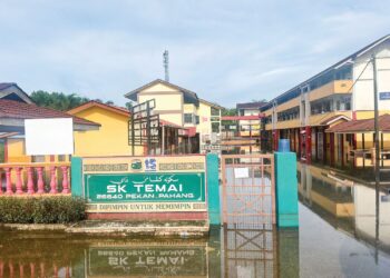 KEADAAN Sekolah Kebangsaan Temai yang masih digenangi banjir termenung ekoran musim tengkujuh ketika ini.