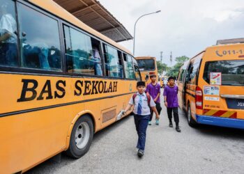 KENAIKAN kos bahan api, penyelenggaraan kenderaan dan gaji pekerja memberi tekanan kepada pengusaha bas sekolah. - UTUSAN/SHIDDIEQIIN ZON