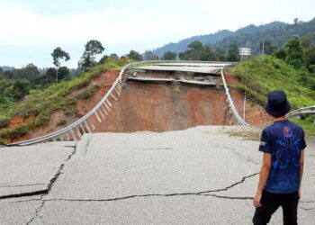 KEADAAN jalan mendap di di Jalan Tasik Kenyir yang menghala ke Felda Aring ditutup sepenuhnya akibat tanah runtuh, berikutan hujan lebat baru-baru ini. Jalan tersebut dijangka ditutup lebih lama bagi proses pembaikan berikutan runtuhan yang berlaku sepanjang 100 meter itu agak serius.-UTUSAN/PUQTRA HAIRRY