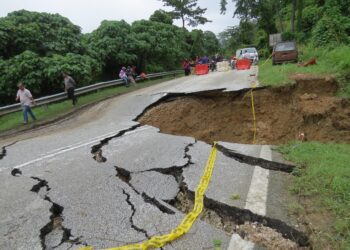 KEADAAN jalan runtuh di Kilometer 35 (KM35) Jalan Gua Musang-Jeli berdekatan Kampung Jerek menuju ke Jelawang di Gua Musang, Kelantan-UTUSAN/AIMUNI TUAN LAH