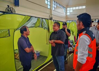 SETIAUSAHA Kerajaan Negeri, Datuk Azhar Arshad melakukan lawatan di beberapa PPS yang dibuka di Alor Gajah, Melaka.