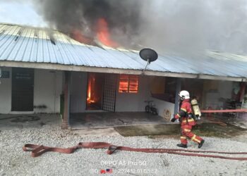 ANGGOTA bomba memadamkan kebakaran tujuh buah rumah sewa di Kampung Parit Lapis Semarang, Ayer Hitam, Batu Pahat.