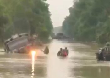 TANGKAP layar kejadian trak milik ATM yang tergelincir di Kalbox 5 semasa melakukan Ops Murni memindahkan calon SPM terkandas banjir di Rantau Panjang, Kelantan hari ini.