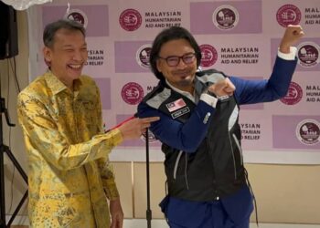 JISIM Johari (kiri) mengarungkan jaket Mahar pada Anuar Zain (kanan) ketika melantik beliau sebagai duta kemanusiaan Mahar, dalam Majlis Penghargaan Makan Malam Mahar, di sini.