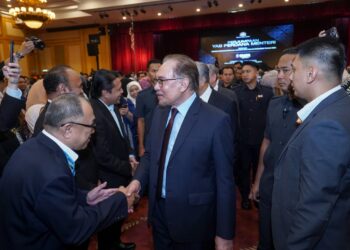 ANWAR Ibrahim ketika beramah mesra dengan penjawat awam pada Majlis Perhimpunan Bulanan bersama warga Jabatan Perdana Menteri (JPM), Putrajaya. - UTUSAN/FAISOL MUSTAFA