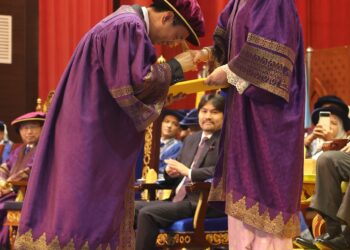 TUANKU Aishah Rohani Tengku Besar Mahmud ketika memasyhurkan Tunku Zain Al-‘Abidin sebagai Pro-Canselor USIM pada Istiadat Pembukaan Majlis Konvokesyen Ke-22 USIM di Dewan Tuanku Canselor, USIM, Nilai, Seremban hari ini.