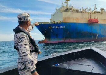 KAPAL kargo Malaysia Star terbakar pada kedudukan 9.1 batu nautika dari Tanjung Labuh, Batu Pahat.