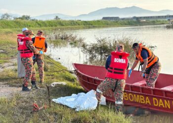 ANGGOTA bomba menemukan jasad mangsa yang hanyut setelah memukat ikan di sungai Kampung Paya Parit Lateh di Jitra, Kubang Pasu.