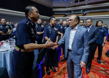 Perdana Menteri, Datuk Seri Anwar Ibrahim bermah mesra dengan pegawai polis pada Majlis Peluncuran IPFC, turut hadir Menteri Dalam Negeri, Datuk Seri Saifuddin Nasution, di Pusat Dagangan Dunia, di sini hari ini. -UTUSAN/SHIDDIEQIIN ZON