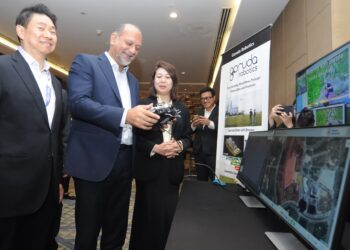 GOBIND SINGH DEO diberi penerangan tentang teknologi AI ketika melawat reruai pada Majlis Perasmian Transformasi Teknologi Pembuatan dengan 5G & AI di Hotel DoubleTree  by Hilton, Johor Bahru.